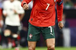 开云体育在线-葡萄牙巨星表现抢眼，率队晋级下一轮