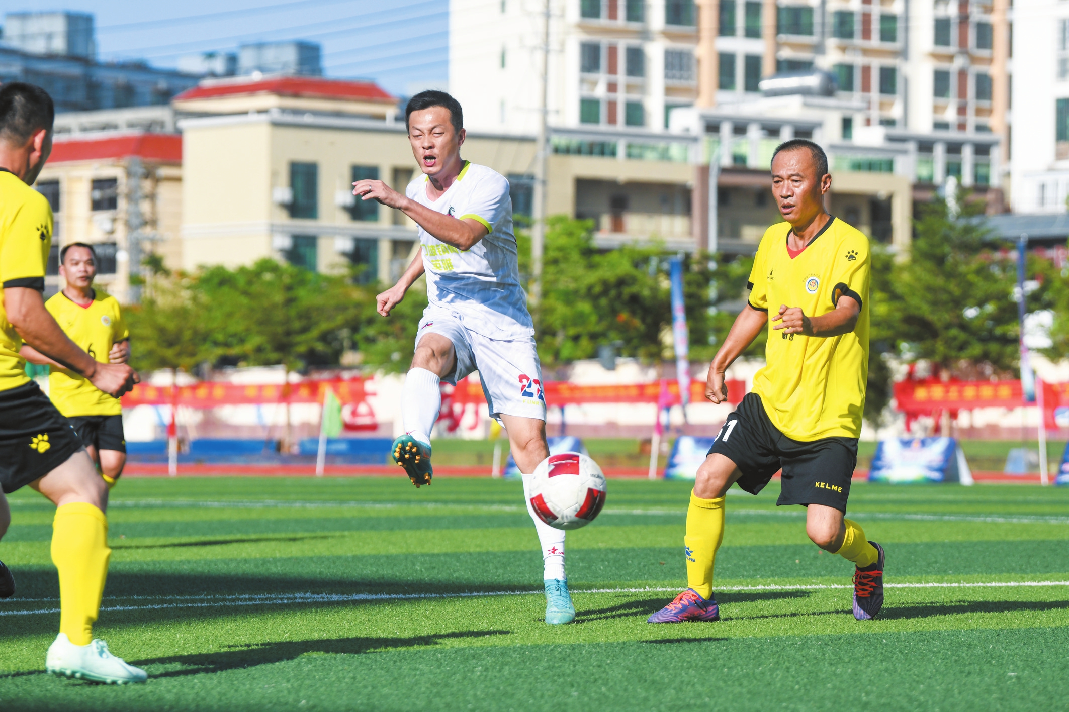 足球比赛精彩纷呈，球迷热情高涨的简单介绍