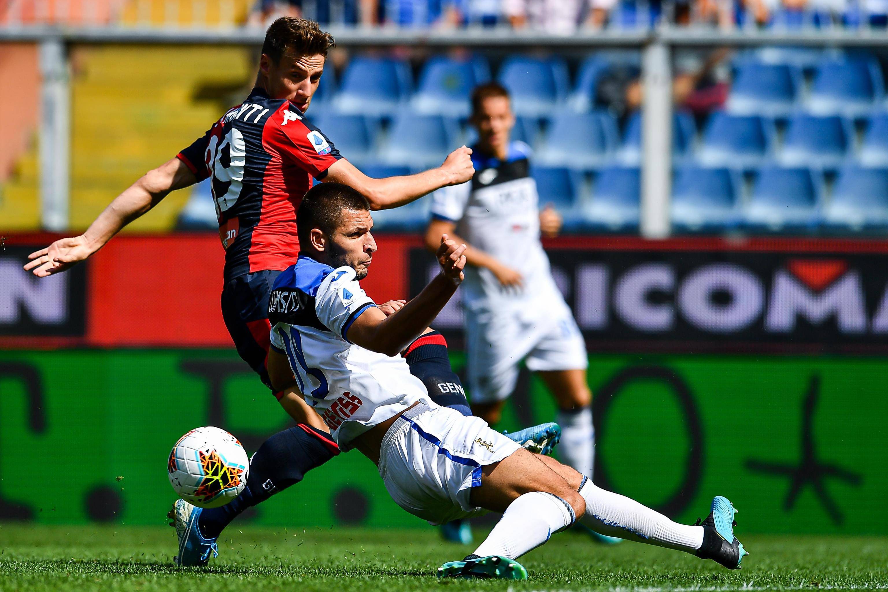 足球比赛精彩纷呈，球迷热情高涨的简单介绍