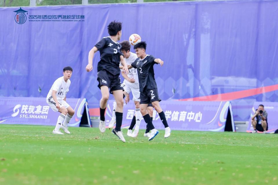 实力相当的两队在绿茵场上展开激烈角逐的简单介绍