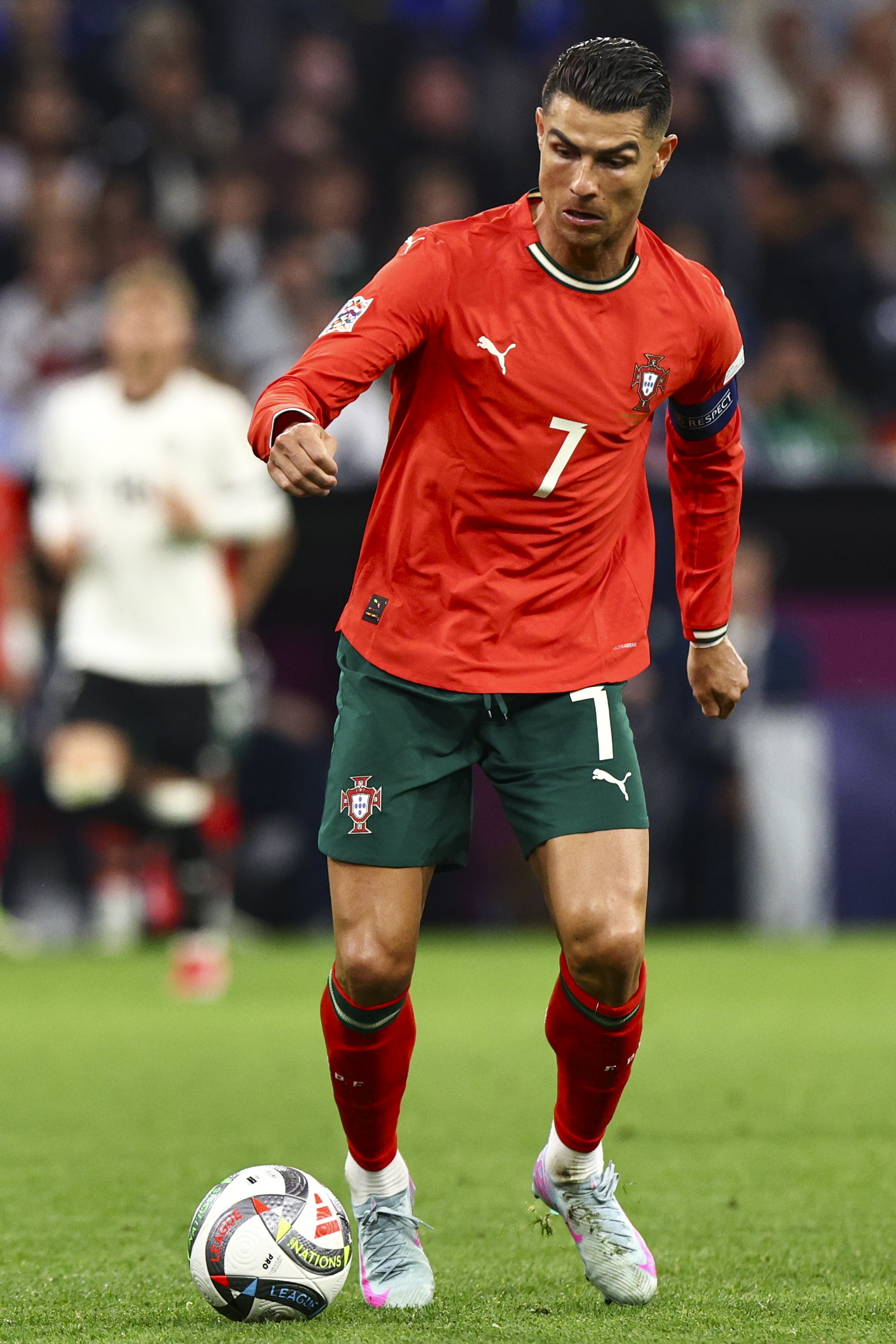 葡萄牙巨星表现抢眼，率队晋级下一轮