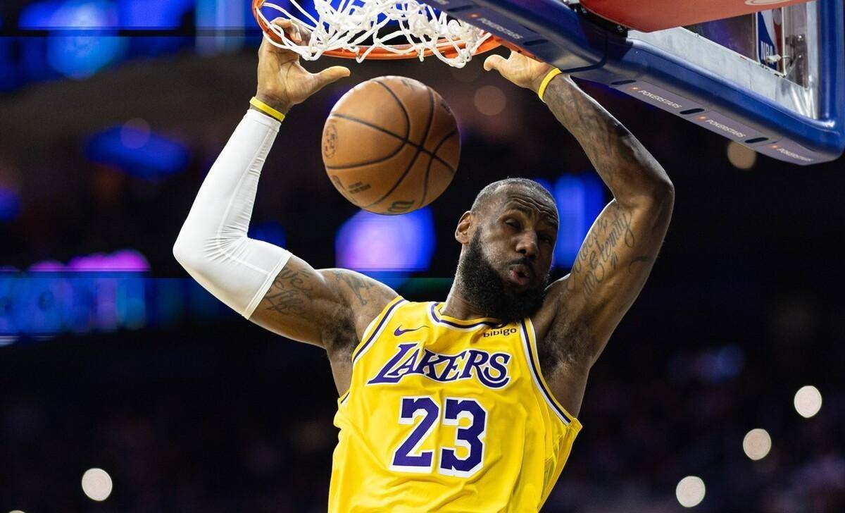 湖人惨败湖人，詹皇低迷表现难力挽狂澜