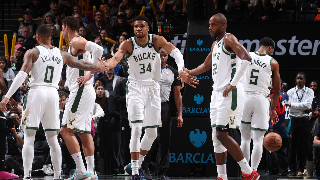 雄鹿客场击败篮网，字母哥砍下三双表现出色