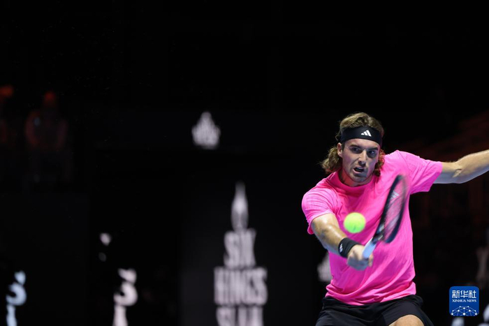 关于法国网球队力克澳大利亚网球队，西西帕斯关键制胜的信息