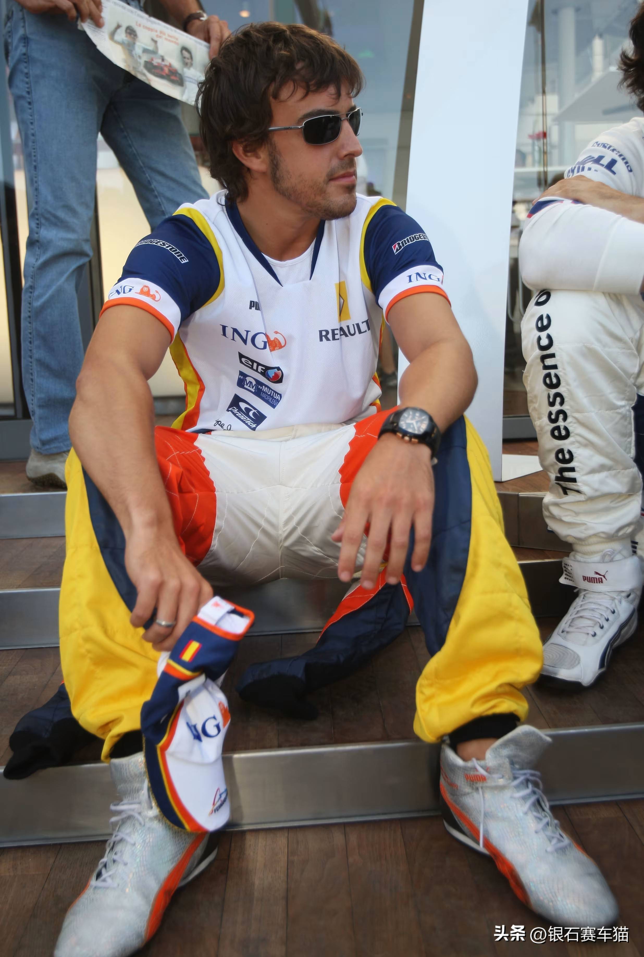 关于雷诺车队力克梅赛德斯，阿隆索点燃赛场的信息